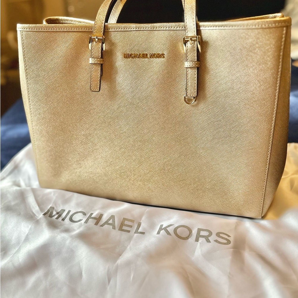 Michael Kors Jet Set Travel Multifunction
Large Saffiano Leather Tote Pale Gold